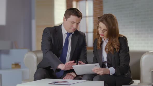 Man and Woman Discussing Business Matters in Office, Slow Motion alt