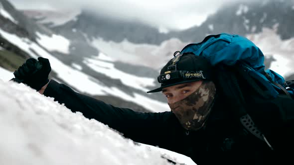 Climber broke when climbing the glacier and miraculously caught an ice ax alt