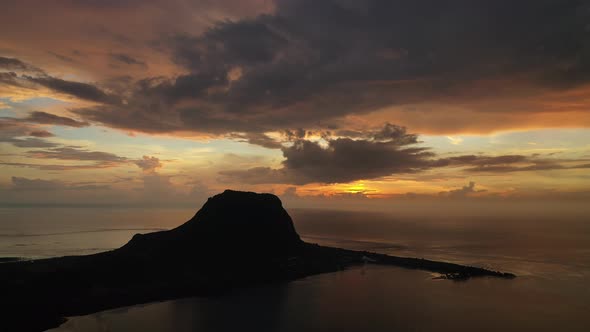 Amazing Sunset From the Height of Mount Le Morne Brabant and the Waves of the Indian Ocean in alt
