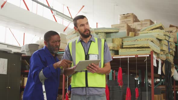 Workers discussing about the work alt