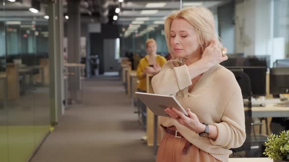 Attractive Middle-Aged Office Worker alt