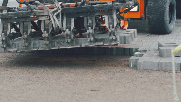 The machine automatically installs gray paving