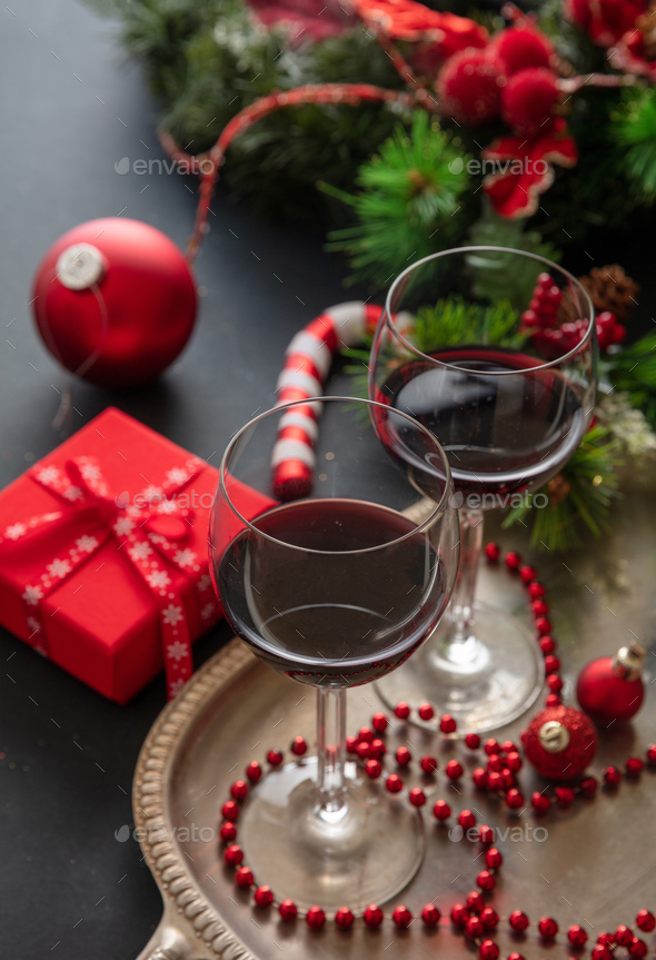 Decorative red store wine glasses