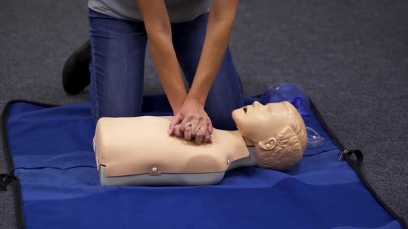 Baby CPR dummy first aid training alt
