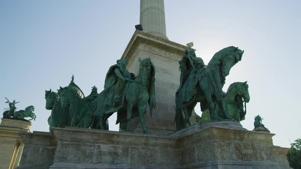 Monument in Heroes' Square alt