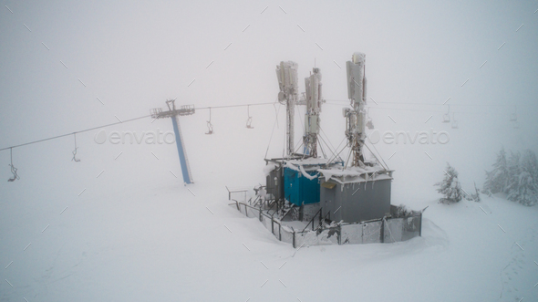 Snow-covered and ice-covered mobile station