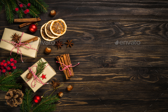 Nền gỗ với cây thông và hộp quà tặng Giáng sinh: Cùng trang trí bàn tiệc lễ Giáng sinh với những chiếc hộp quà đầy bất ngờ và đầy màu sắc. Kết hợp với nền gỗ và cây thông trang trí, bạn sẽ có một décor đầy ấn tượng và tình cảm hơn bao giờ hết.