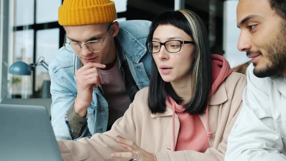 Successful Business Team Chatting Watching Laptop Screen Planning Work in Modern Office alt