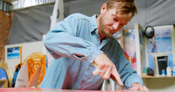 Man making surfboard alt