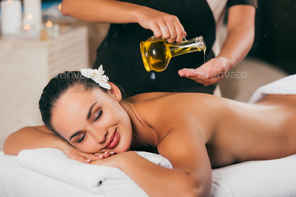 Krigsfanger strategi genstand relaxing woman having massage therapy with body oil Stock Photo by  LightFieldStudios