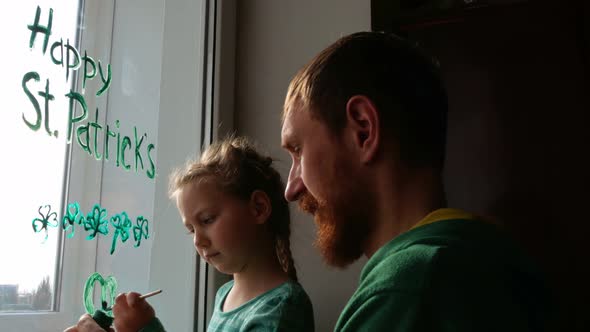 Drawing St. Patrick's Day Father daughter painting green three-leaved shamrocks indoor Clover leaves alt