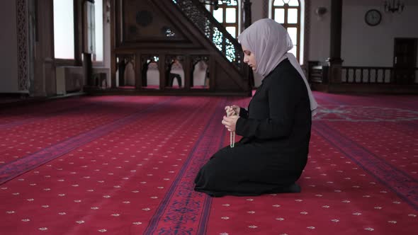 Female Worship On Masjid