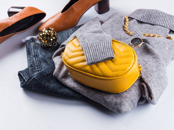 Just a little pop of SUNSHINE ⭐️☀️😉 This outfit is so cute with the accent yellow  purse😍 This whole outfit just hit the floor!✨ Comment o… | Instagram