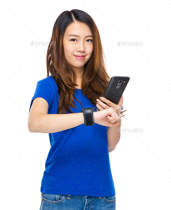 Woman connect wearable device to mobile phone