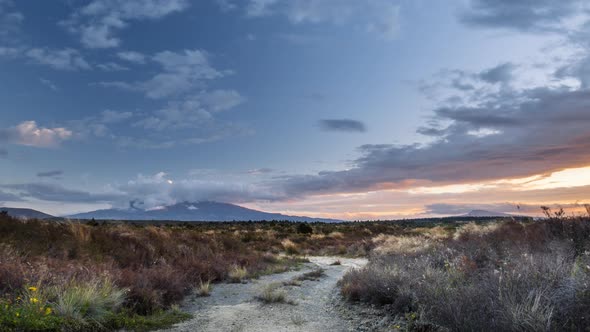 Timelapse of sunset at Mount Ruapehu und Mount Ngauruhoe, New Zealand alt