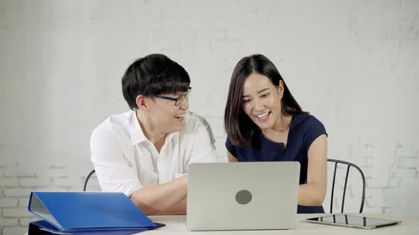 Asian couples are rejoicing after looking at the notebook computer