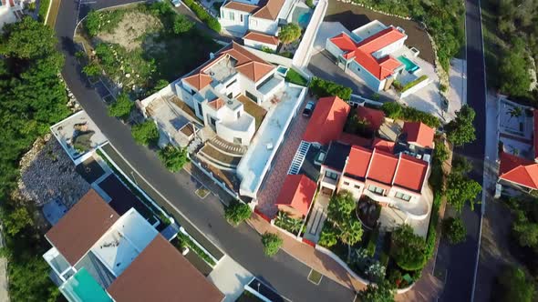 Tilt up aerial view of the luxury homes of the Blue Bay beach in Curacao, Dutch Caribbean island, de alt