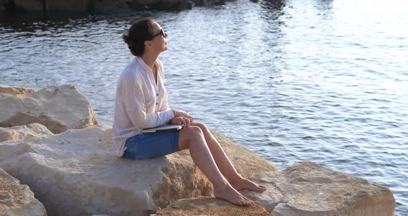 Typing Freelancer on the Shore alt