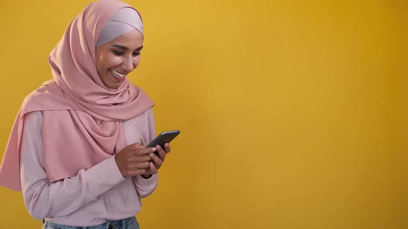 Gadget User Chatting Online Woman Message Phone alt