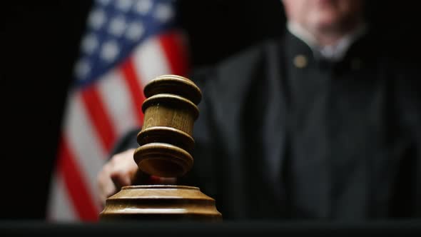 судья с молотком на фоне флага США