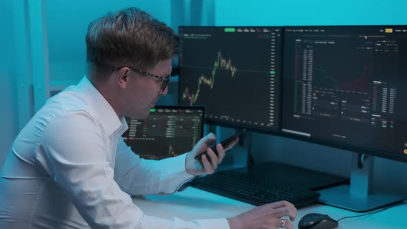 Stock Exchange Trader Makes a Deal with Big Client Over the phone alt