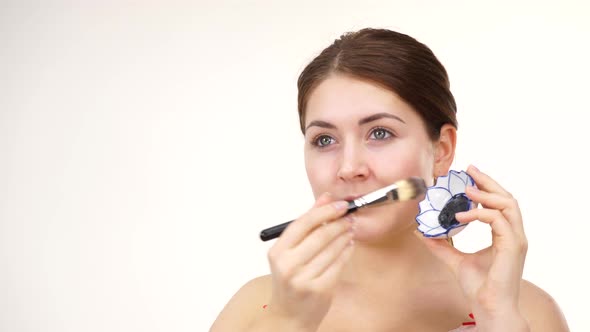 Woman Apply Black Carbo Mask  alt