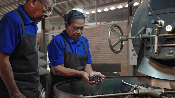 Asian elderly couple sniffing coffee roasted from the oven in his own factory, starting a family bus