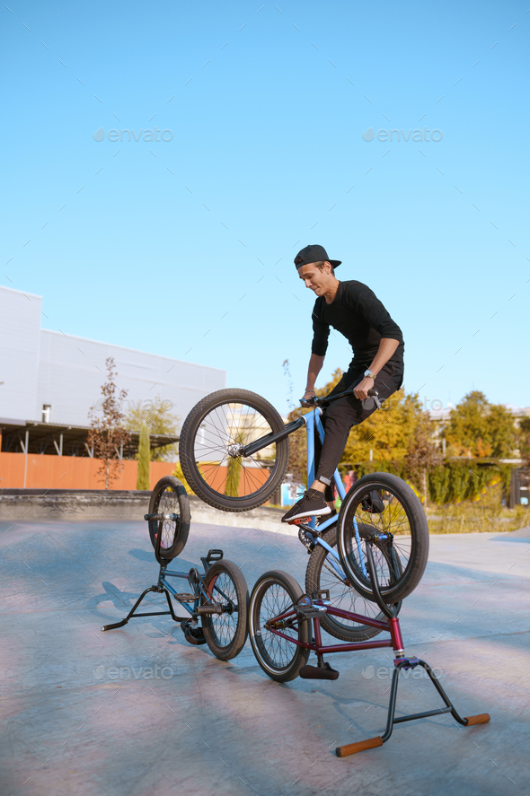 Bmx bikers lifestyle, training in skatepark