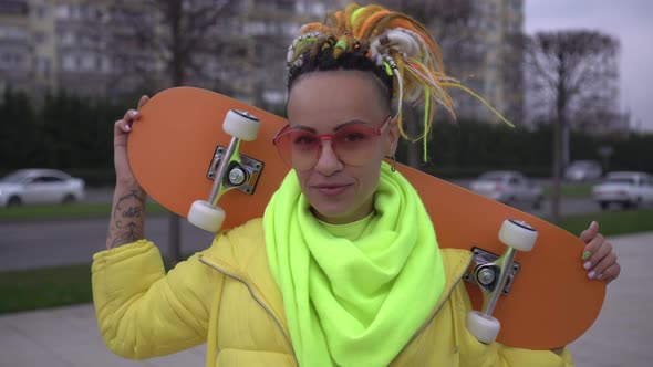 Young Active Woman in Bright Clothes in Autumn alt