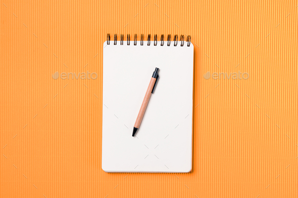 Sổ tay xoắn trên nền cam - một sự pha trộn đầy màu sắc và sự tự do. Với sổ tay xoắn độc đáo, bạn có thể viết, vẽ và ghi chép mọi thứ mình muốn. Hãy khám phá hình ảnh liên quan và bắt đầu sáng tạo trên nền cam tươi sáng ngay hôm nay!