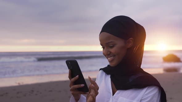 Somali-American woman checking her social media  alt