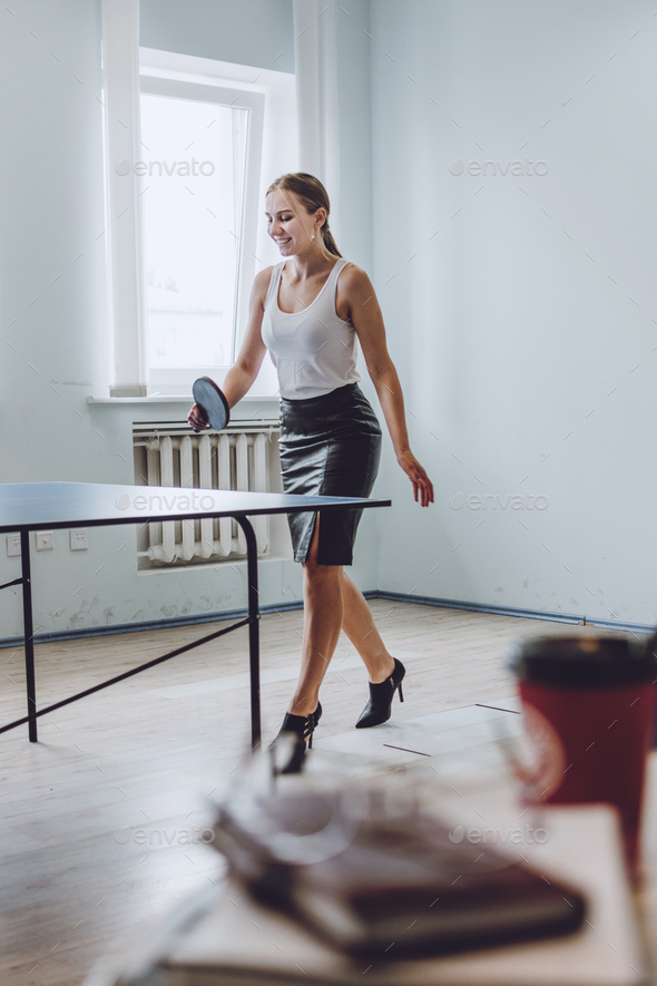 lunch-break-activities-concept-office-games-during-lunch-break