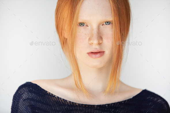 betale Ledig tryk Headshot of teenage girl with red hair, blue eyes and smooth fresh clean  skin, looking at the camera Stock Photo by wayhomestudioo
