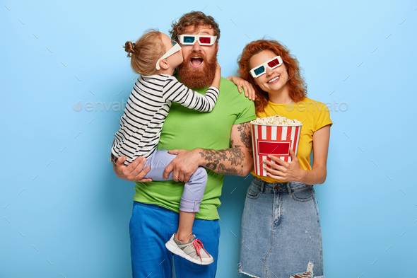 Ginger family choose pleasant way of spending free time, book tickets in advance for premier of movi