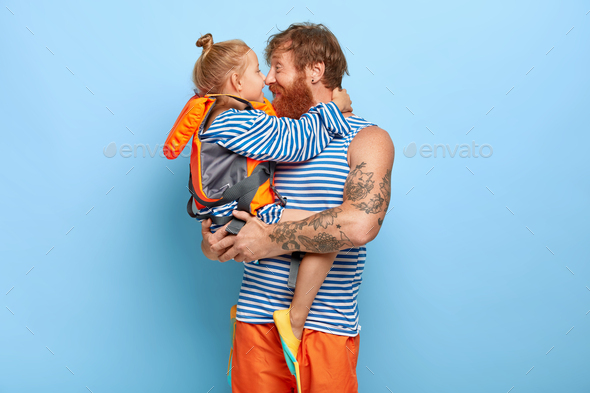 Father and mother pose with young daughter in shopping mall - Stock Photo -  Masterfile - Premium Royalty-Free, Code: 693-06967414