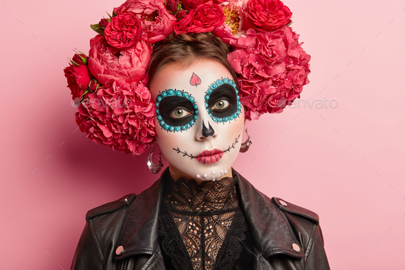 ristet brød Forkert sætte ild Headshot of serious beautiful woman wears sugar skull makeup, celebrates  Mexican Day of dead, wears Stock Photo by wayhomestudioo