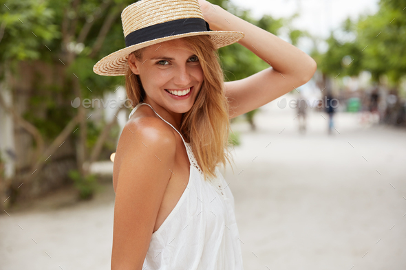 40+ Outdoor Fashion Back To Nature Beautiful Female Model Stock Photos,  Pictures & Royalty-Free Images - iStock