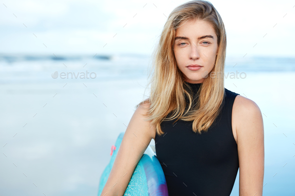 How to Pose Swimsuit Models for Beach Shoots (VIDEO) | Shutterbug