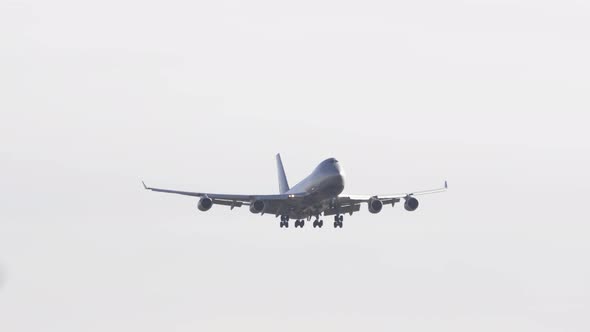 Huge Jumbo Jet Descends on Landing alt