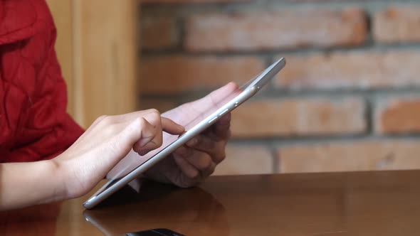 Kid's Hand Touching Tablet alt