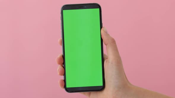 Hand Holds a Smartphone with Greeen Screen alt