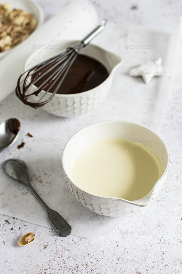 White and dark chocolate in bowls