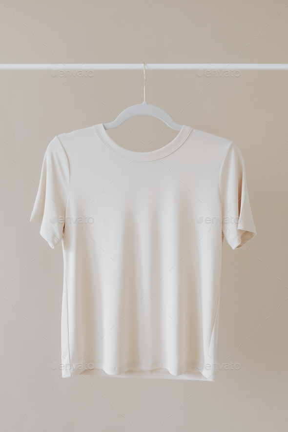 møbel Måltid lige ud T-shirt mockup hanging on a clothing rack Stock Photo by Rawpixel |  PhotoDune