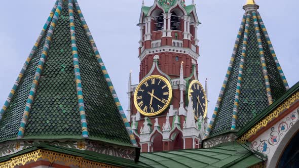 Moscow Kremlin, Red Square. Spasskaya Savior clock tower. alt