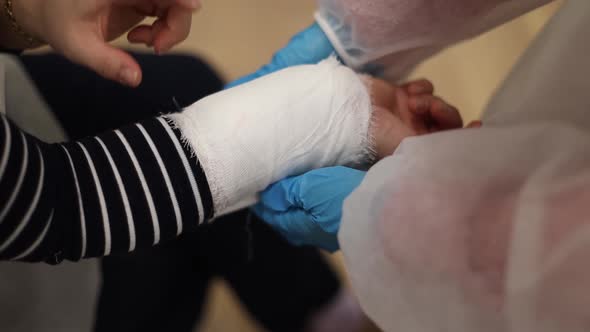 Medical Students Learn to Make a Bandage From a Bandage