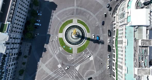 Flying over column of freedom in the center of the city. St. George monument of liberty in Tbilisi alt