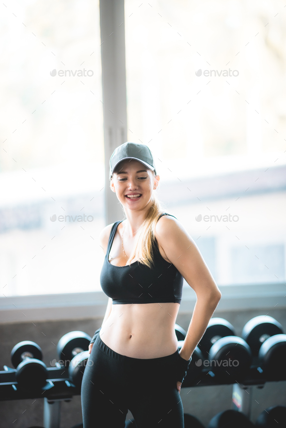 Fotografia do Stock: Sexy athletic girl working out in gym