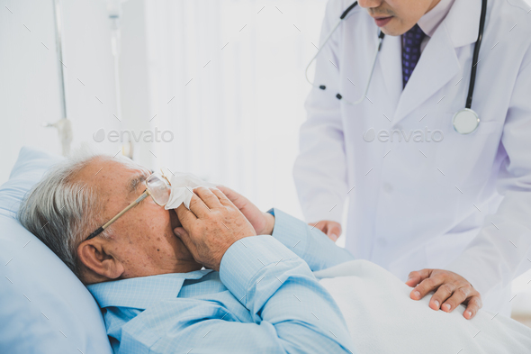 Surgeon doctor visiting senior male patient in hospital bed in geriatric unit