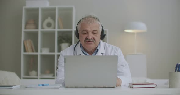 Telemedicine Session with Best Foreign Doctor Pediatrician, Male Doctor Is Consulting Online alt