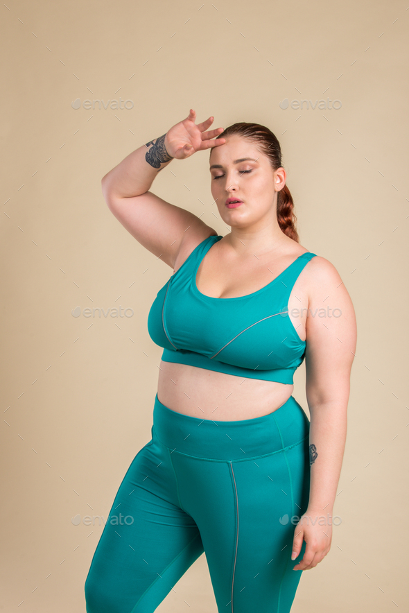 hule Kassér Rød dato Plus size woman posing for body acceptance Stock Photo by oneinchpunchphotos